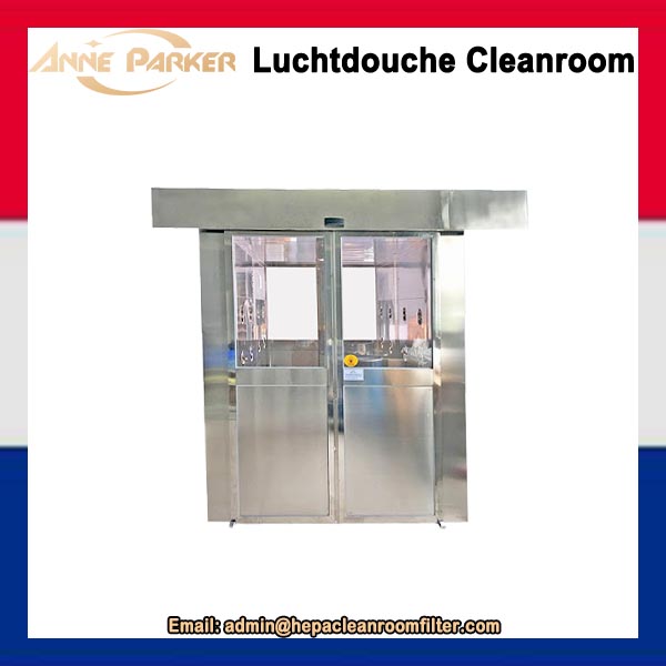Automatische schuifdeur voor vrachtluchtdouches in een cleanroomkamer